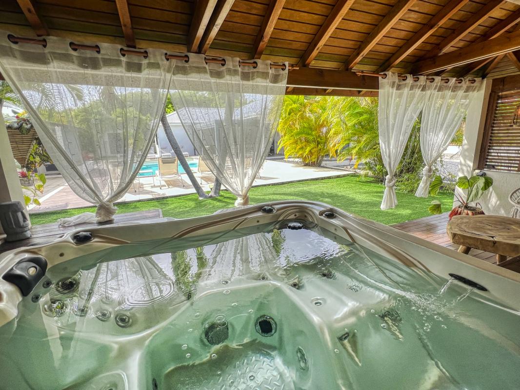 11.Location villa piscine spa Sainte Anne Guadeloupe_Carbet et jacuzzi